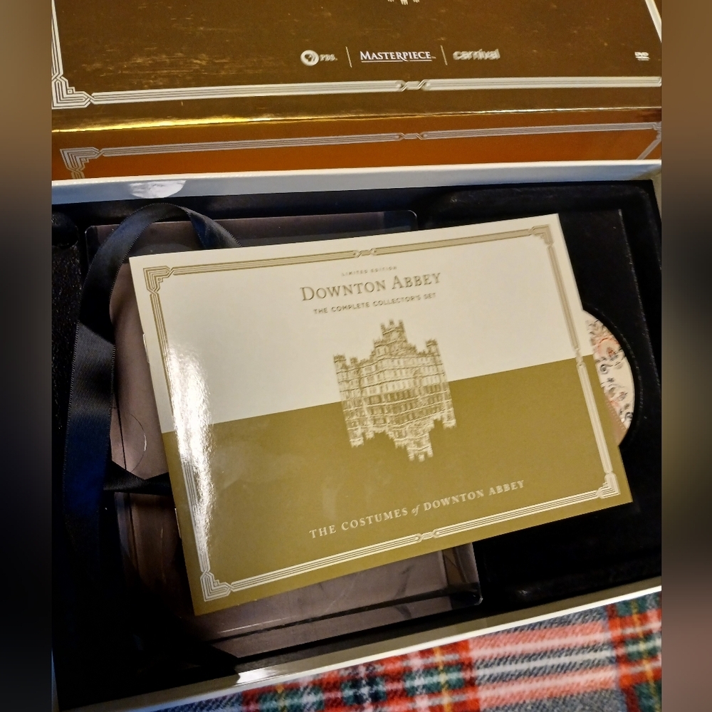 Downton Abbey Complete Collector's Box Set Limited Edition W/Gifts Inside! - Picture 6 of 9